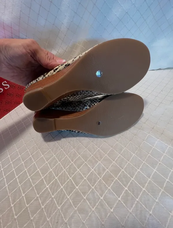 Guess: light natural synthetic print wedge pump size 8m - Image 6