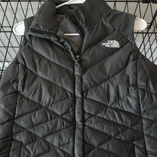 Puffer vest by north face barely worn like new condition black - Image 3