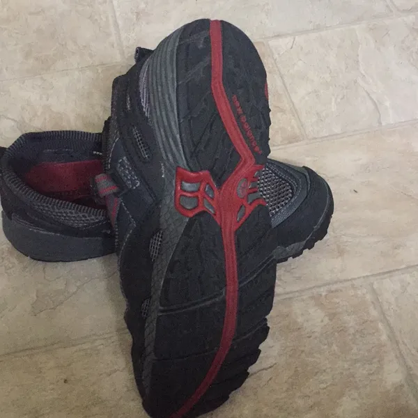 Preowned women's New Balance sneaker size 7 - Image 2