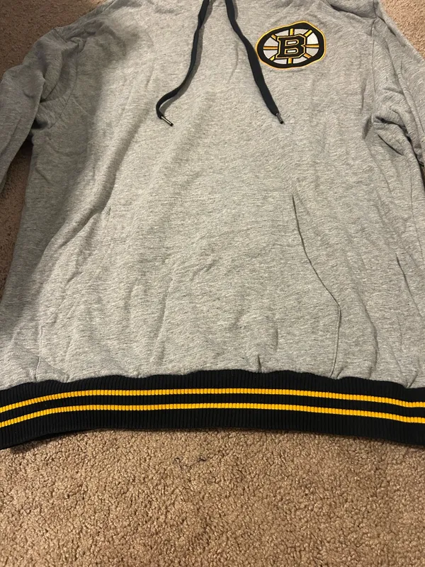 Mitchell & Ness Boston Bruins, gray Hoodie with Black and Yellow Details - Image 5