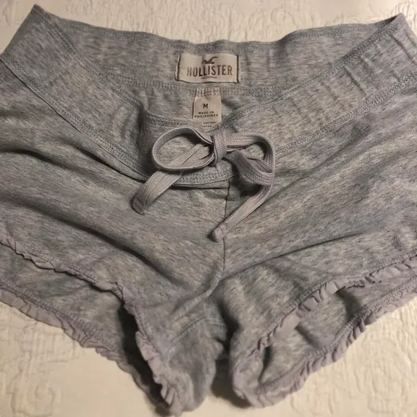 Hollister Y2K Low Rise Ruffle Shorts - Image 3