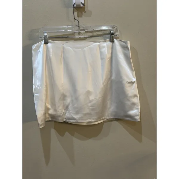 Retrofête Marilyn Tulip Miniskirt White Size XL White Faux Wrap Ruched Satin - Image 4