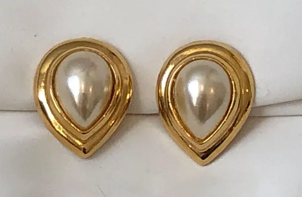 Lovely Vintage Clip On Earrings Gold Tone W Faux Pearl Cabochon - Image 2
