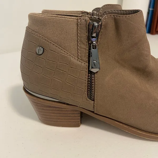 Vera Wang Simply Vera women’s tan brown faux‎ leather block heel ankle boots 7.5 - Image 7