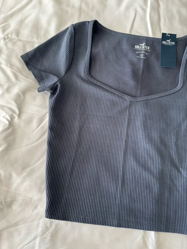 Hollister Light Blue Rib Knit Cropped Tee - Image 2