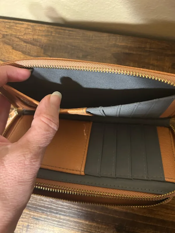 Enzo Angiolini zip around wallet - Image 4