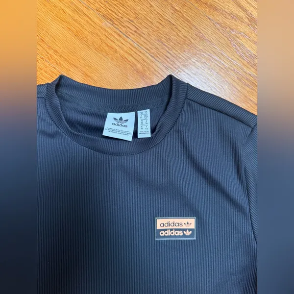 🌸adidas women Black Ribbed Crew Neck Patch Logo Top - Image 2