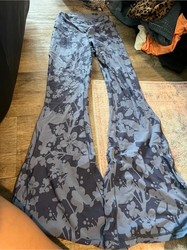 Aerie blue floral flared leggings - Image 6