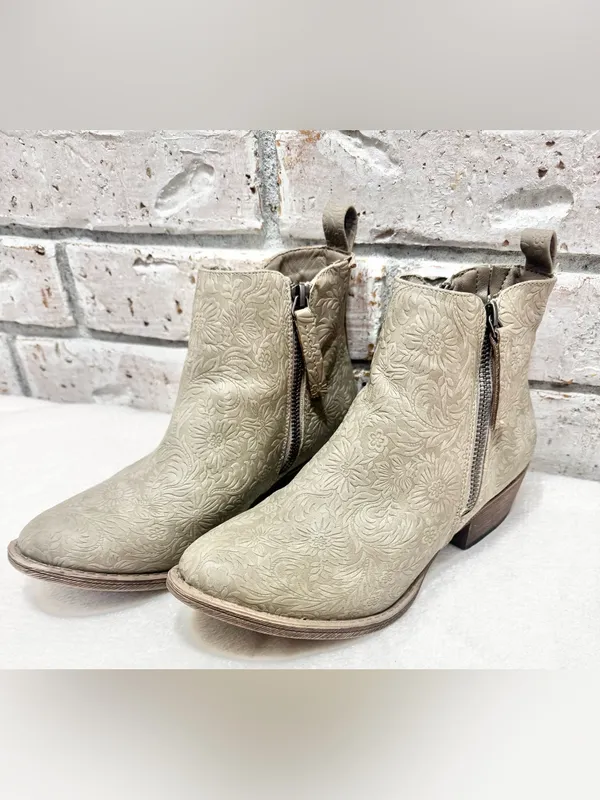 Very G Floral Embossed Ankle Booties in Stone Size 8 - Image 6