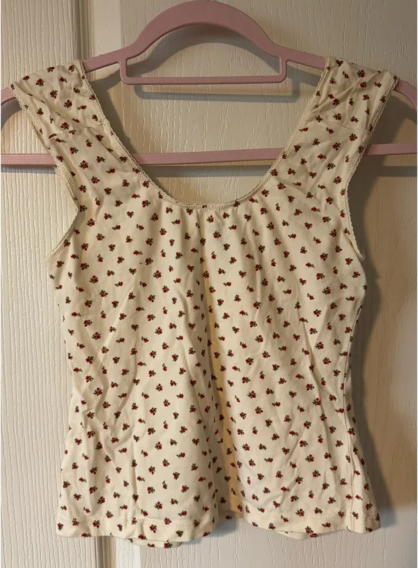 RARE Brandy Melville White Red Floral Top with ruched bust and lace trim - Image 4