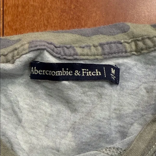 Abercrombie &‎ Fitch Green Camouflage Long Sleeve Crop Tee size M - Image 4
