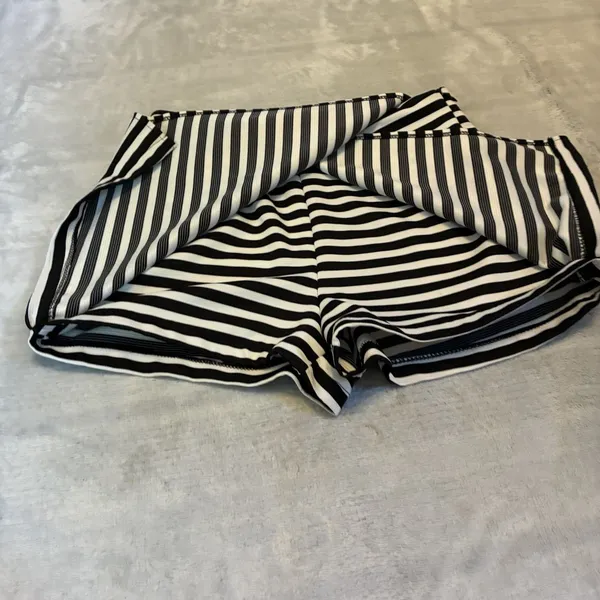 Brandy Melville Skort Womens One Size Waist Black White Striped Casual - Image 3