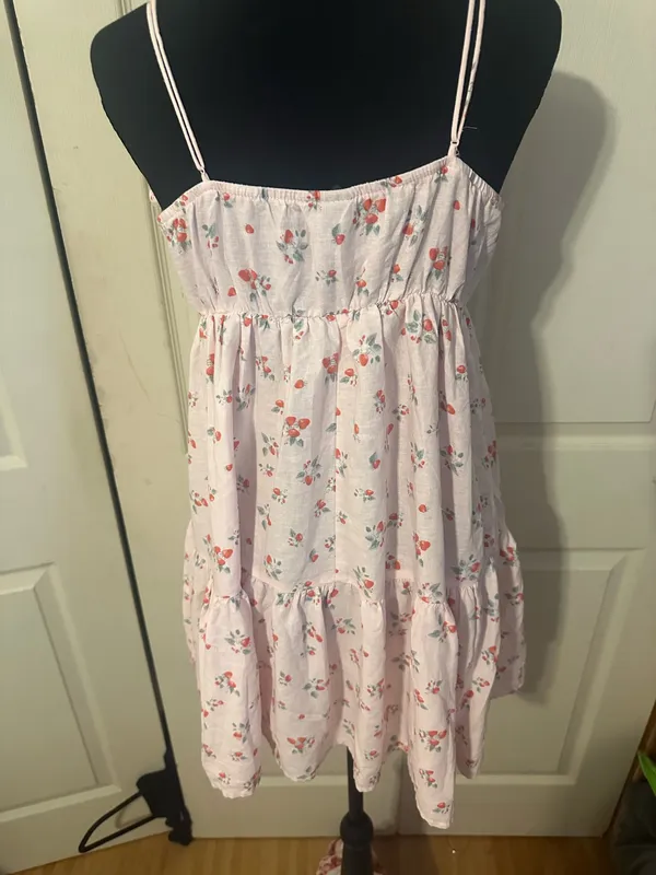 New with tags Wild Fable mini dress is a size small. This pink garment has a red strawberry print throughout. It is made of a linen-blend fabric and has adjustable spaghetti straps, a ruffled V-neckline with a tie-front detail, and a tiered skirt. - Image 2