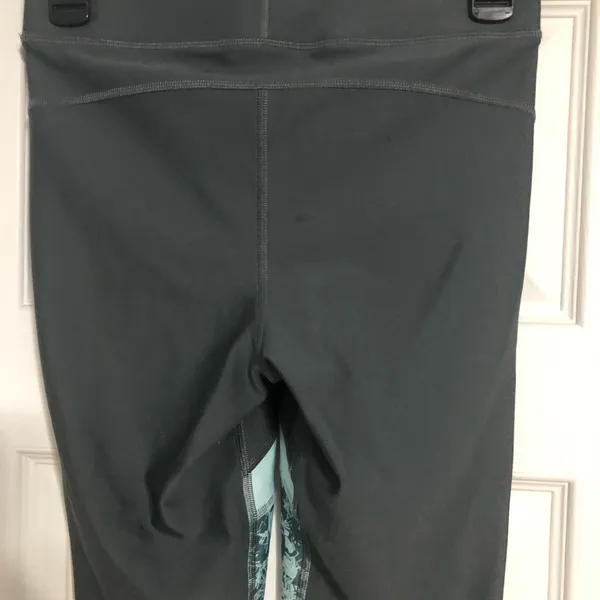 Under Armour grey teal compression cropped leggings size‎ medium activewear - Image 6