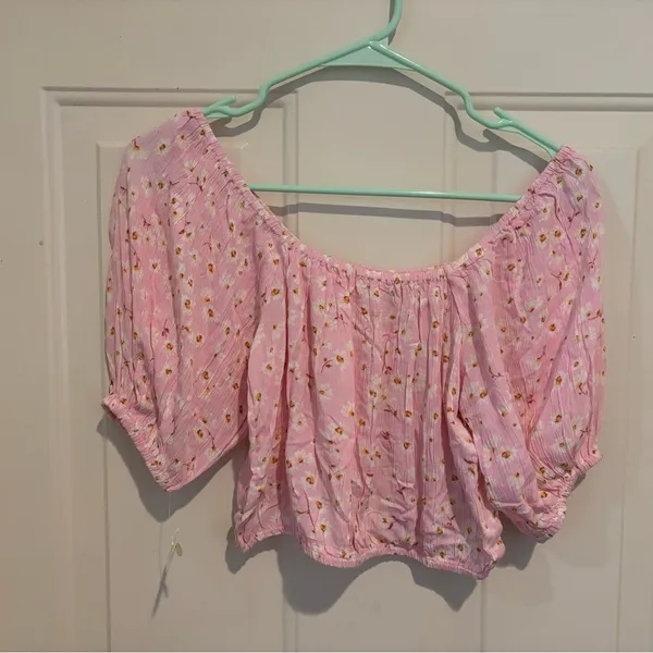 Pink Off-Shoulder Blouse with Floral Print NWT Billabong size small - Image 3
