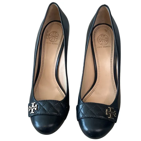 Tory Burch Marion Quilted Leather Wedge Pumps Black Gold Logo Size 8.5 - Image 2
