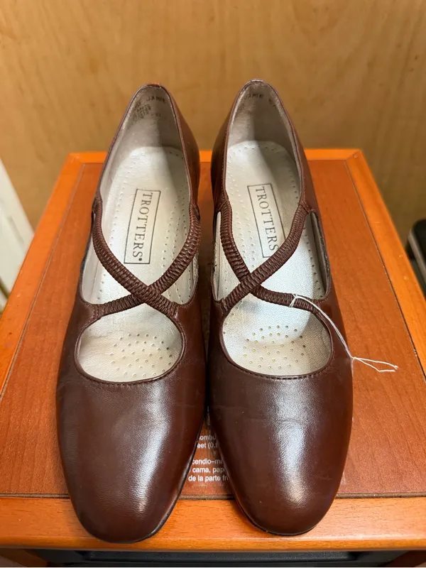 Trotters Women’s Brown Leather Mary Jane Kitten Heels. Size: 6.5. - Image 5