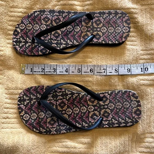 Custom designed rubber flip flops size 6 EUC No box Brown - Image 7
