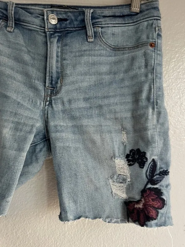 Abercrombie & Fitch Harper Low-Rise Floral Embroidered Jean Shorts Size 27 - Image 6