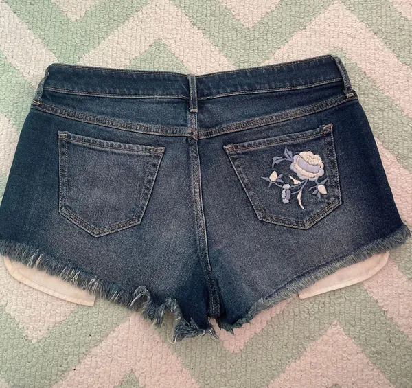 Hollister Low Rise Short Shorts - Image 2