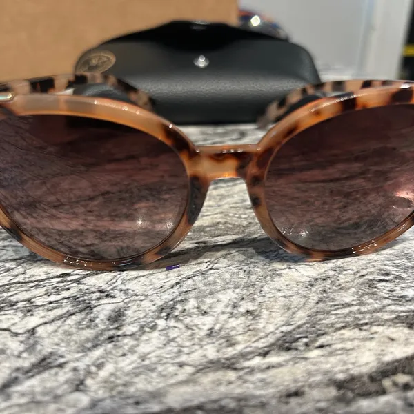 Oscar de la Renta Stylish Tortoise Shell Sunglasses - Image 2