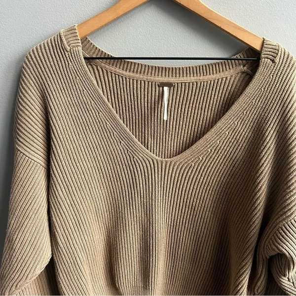 Free People Allure Tan V-Neck Oversized Sweater Ribbed Stretch Pullover Medium - Image 8