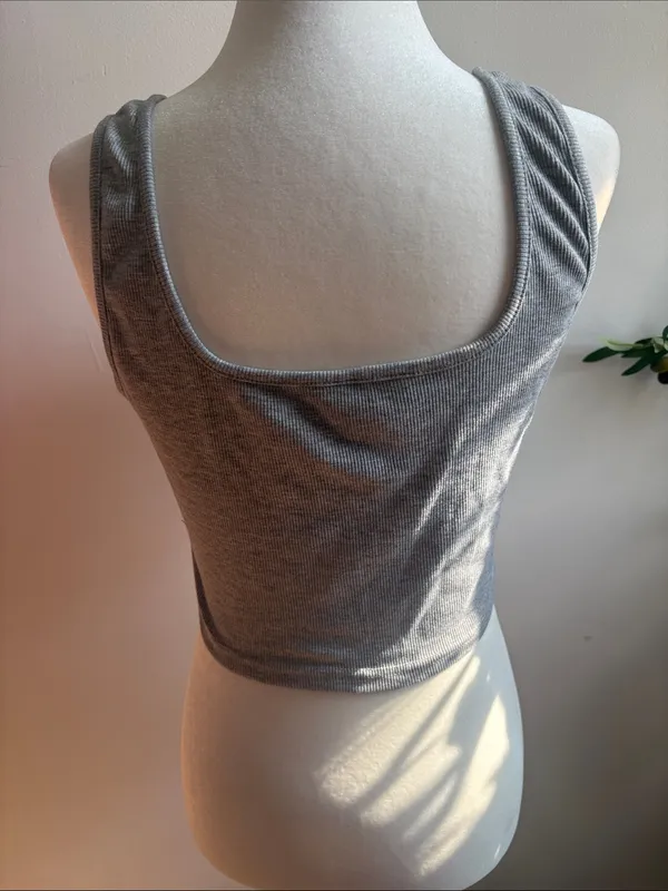 SHEIN Gray Ribbed Notch-Front Button Crop Tank - Image 4