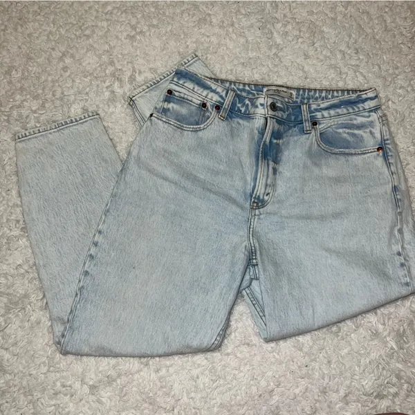 Abercrombie and Fitch Curve Love Light Wash The Mom High Rise Jean size 8 / 29 - Image 3