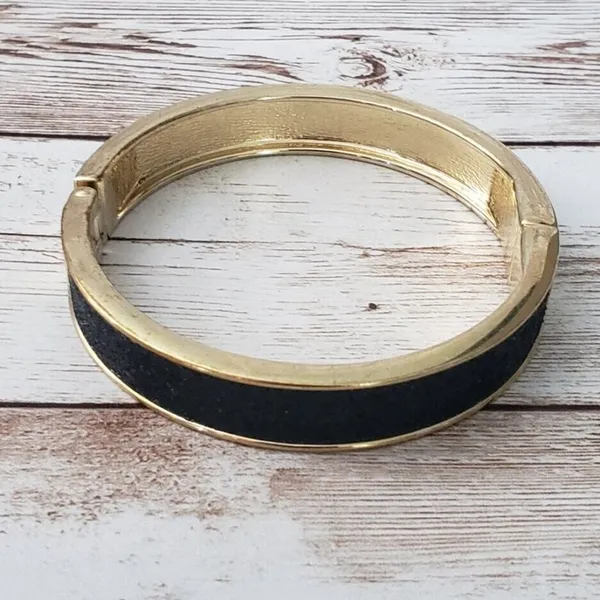 Vintage Bracelet / Bangle - Sparkly Black & Gold Tone Hinged Bangle - Image 3