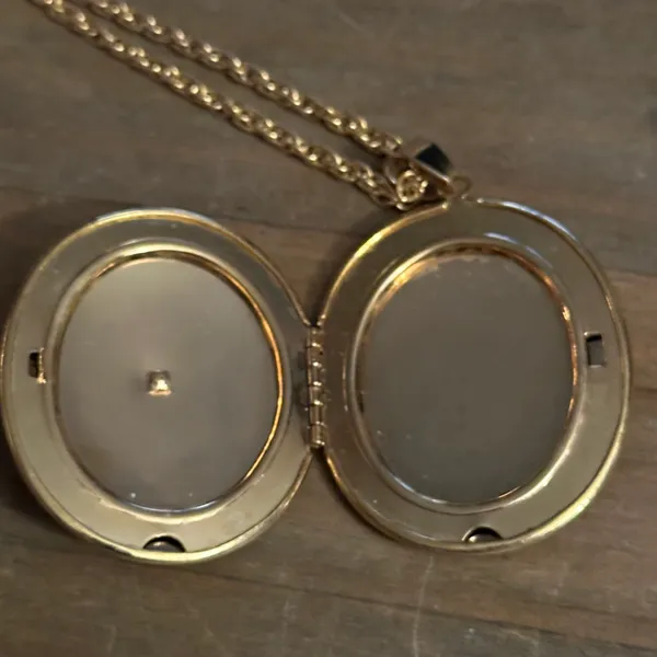 Vintage gold tone oval filigree locket pendant necklace - Image 5