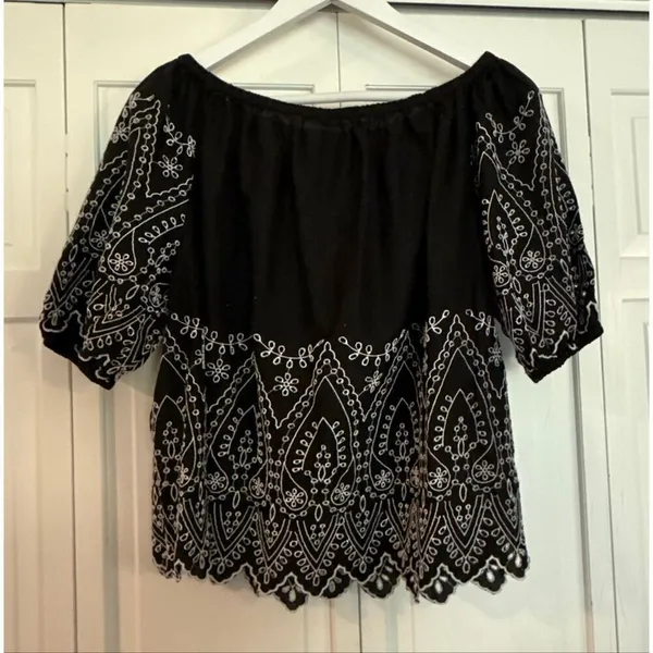 Gap black and white eyelet embroidered blouse size M - Image 9