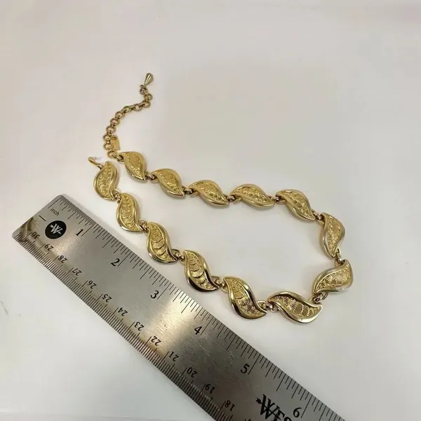 vintage monet gold tone leaf choker necklace - Image 8