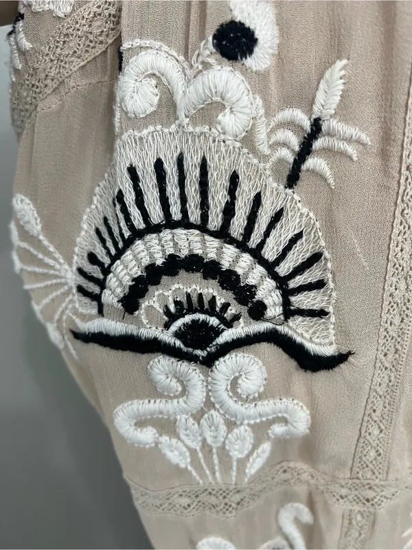 Maeve size med Beige Lace Embroidered Slip Dress with Black Accents - Image 5