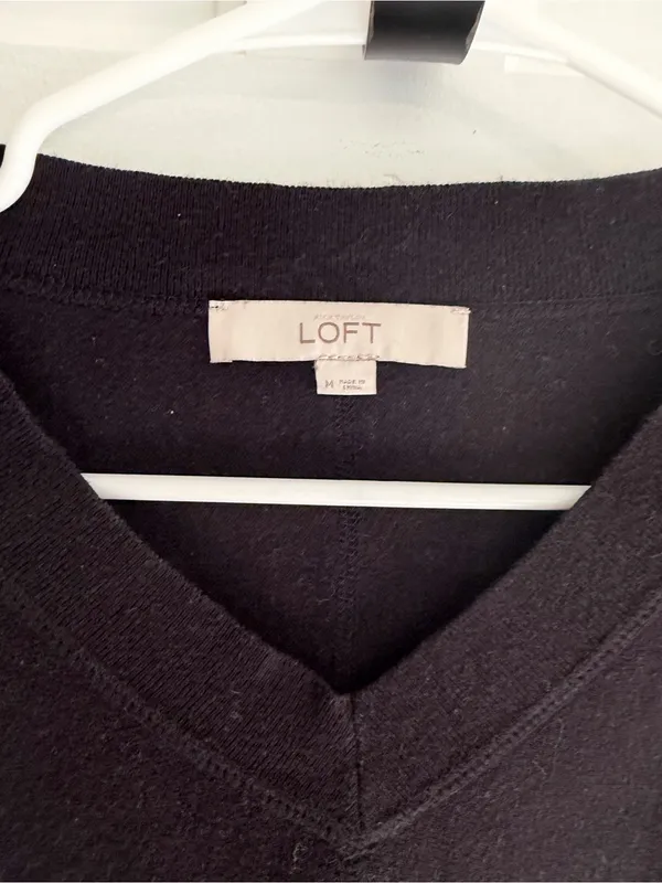 LOFT‎ Black V-Neck Dolman Sleeve Sweater Women’s Medium Wool Blend - Image 3