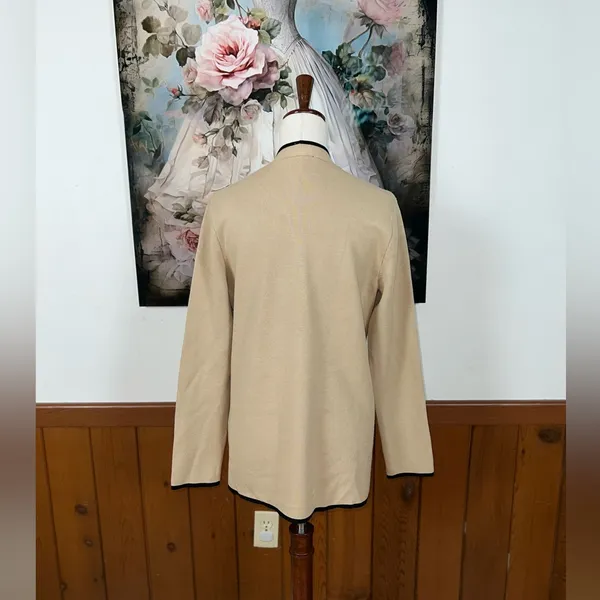 Gorgeous Ann Taylor Contrast Trim Soft Blazer! - Image 6