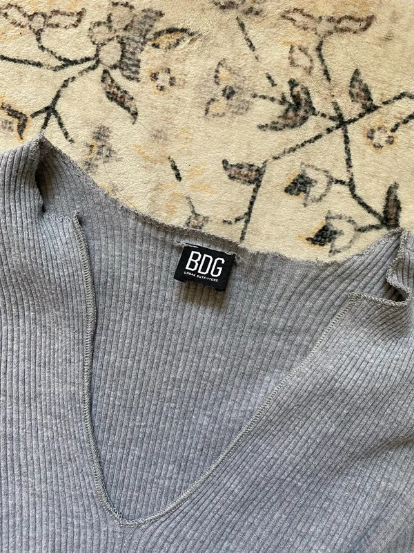 BDG Urban Outfitters Grey Ribbed long sleeve crop top - Image 4