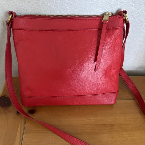 FOSSIL Red Pebble Leather Messenger Medium Crossbody/Shoulder Bag Key Charm - Image 6