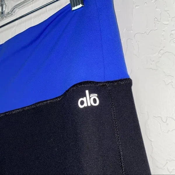 Alo Coolfit Black & Blue Capri Length Leggings - Image 3