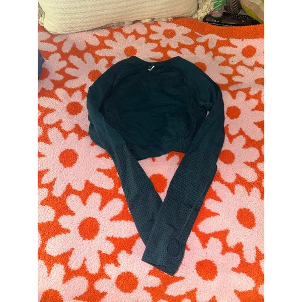 Gymshark cropped long sleeve top - Image 4