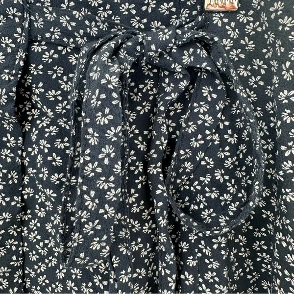 Brandy Melville Navy Floral Wrap Skirt - Image 6