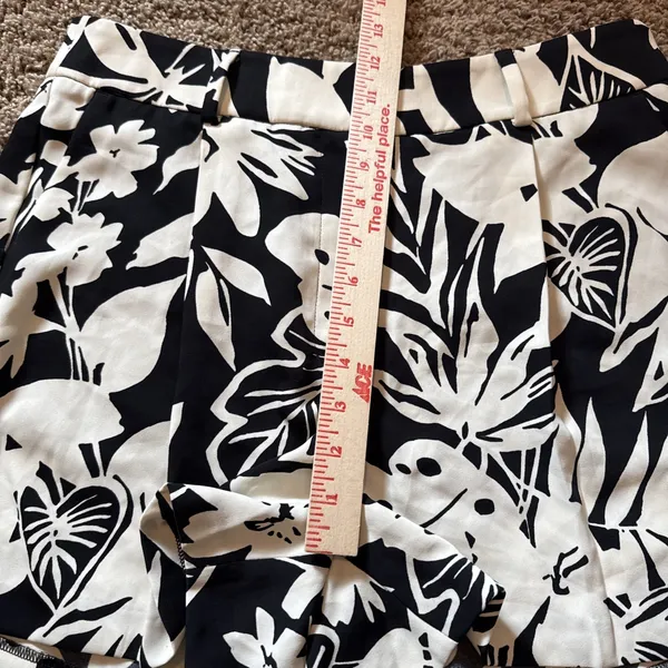 Express Stylist Shorts Women's 10 Black & White Floral Pleated High Rise - Image 4