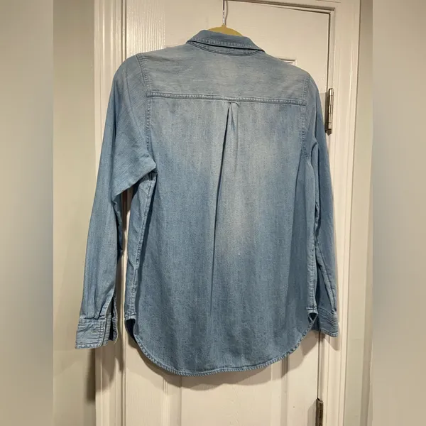Old Navy Size M The Classic Shirt Light Wash Denim Jean Button Down Collared - Image 7