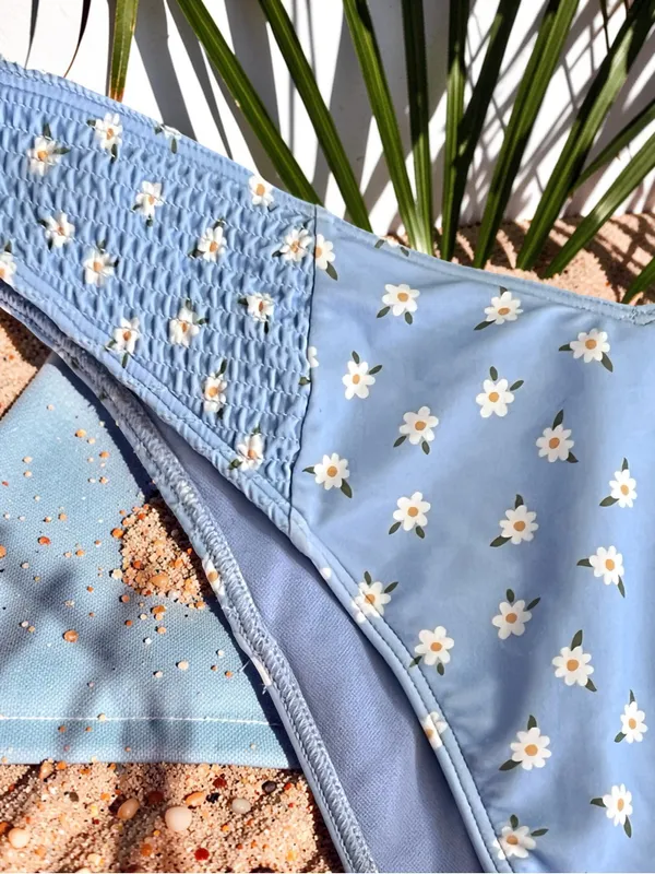 Hollister Blue Daisy Floral Print Bikini Bottom Size Medium Smocked Sides - Image 4
