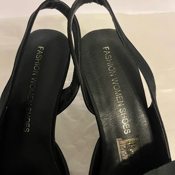 Fashion (38) Black Satin Sling Back With Flower On Top Nwot - Image 4