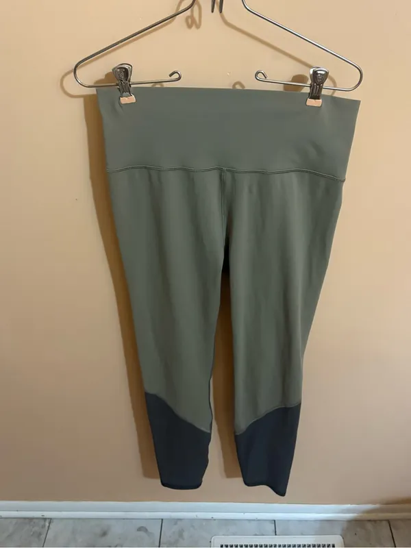 Vuori High Rise Colorblock Studio Leggings in Oregano Olive - Image 3