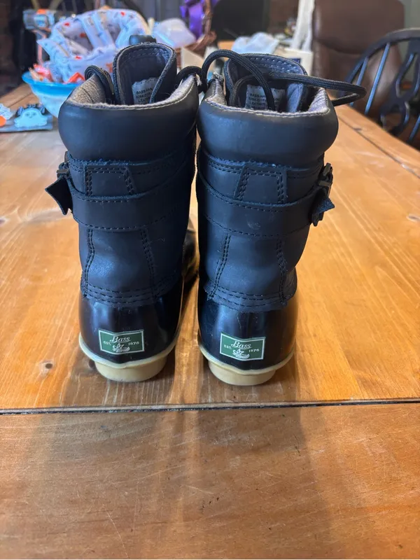 G.H. Bass & Co. womens Harlequin waterproof leather duck boots black 8M - Image 3
