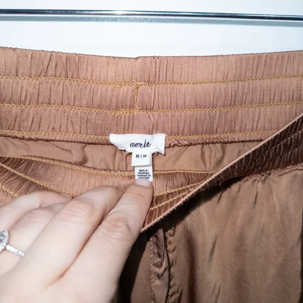 Aerie Champagne Tan Satin Elastic Waist Pull On Wide Leg Cargo Pants Size Medium - Image 5