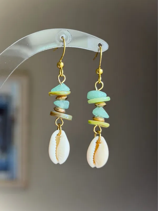 Handmade natural cowrie seashell & stone beads mix dangle earrings 🌀💚 - Image 2