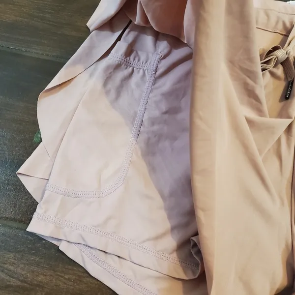 Movement shorts buttery soft with pockets on side size small blush pink color - Image 6