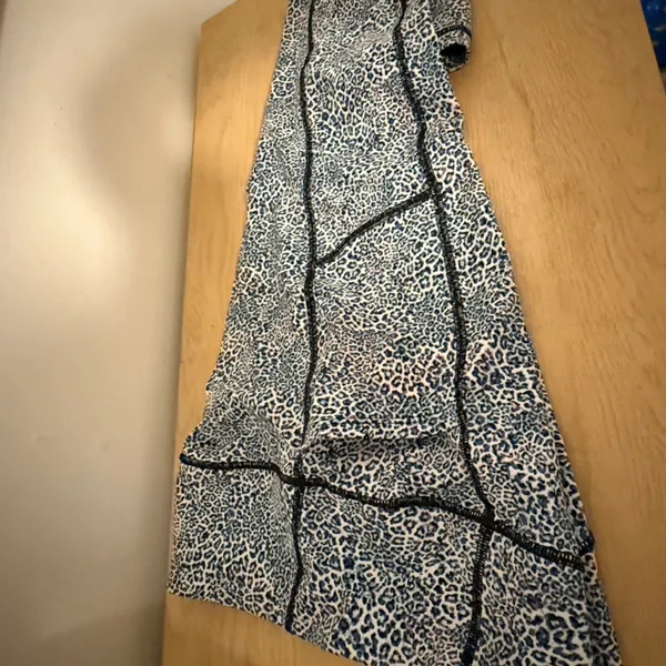 Victoria's Secret Blue and White Patterned Leggings - Image 3